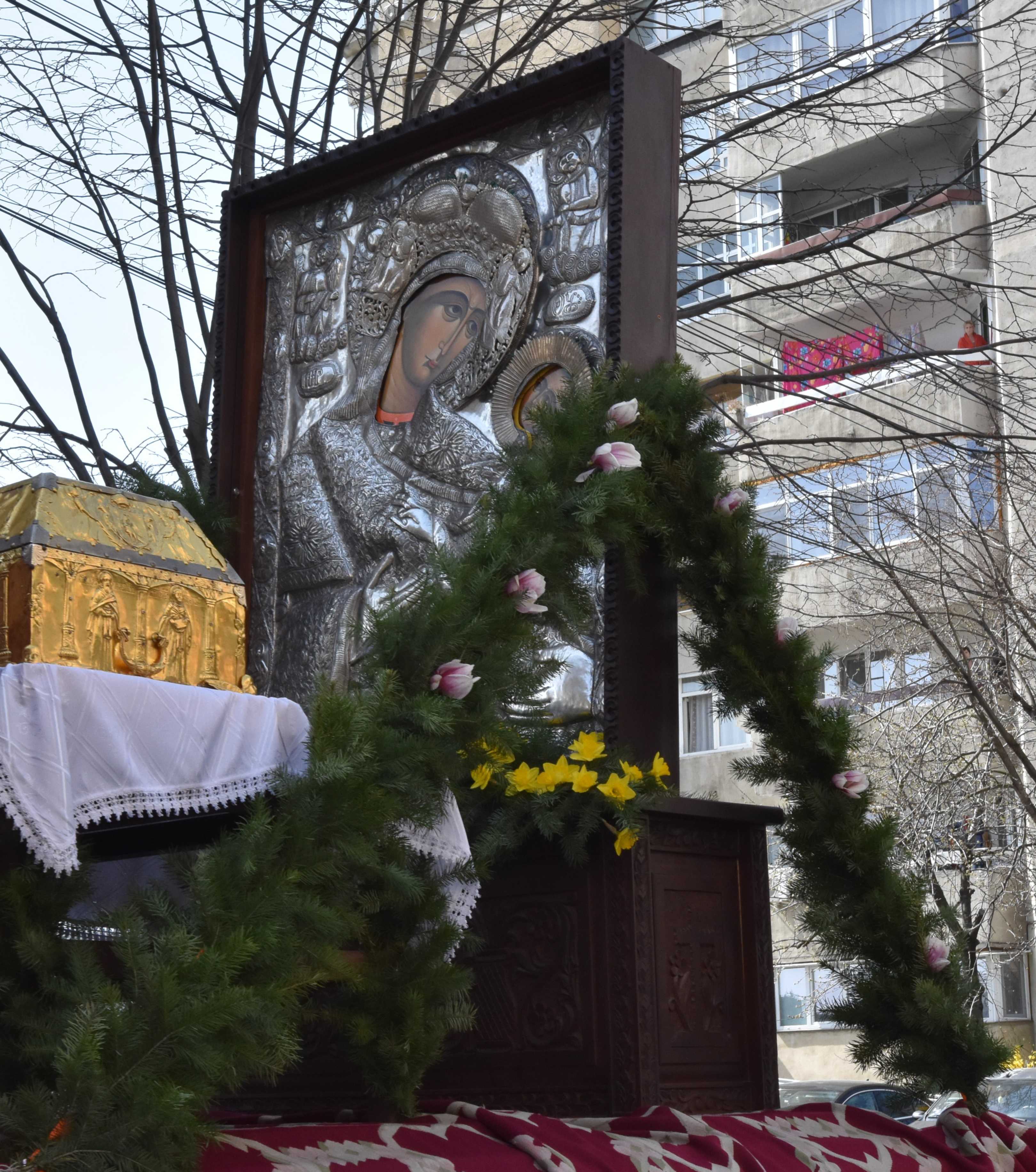 Procesiune Cu Icoana Maicii Domnului De La M N Stirea Dintr Un Lemn Cu