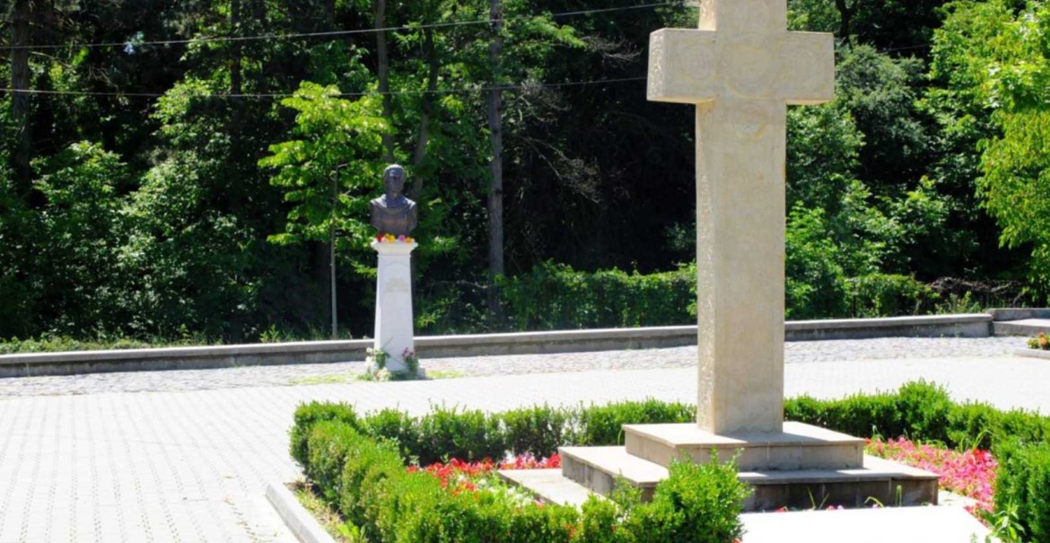 Bustul lui Mihai Eminescu - Centrul Eparhial al Arhiepiscopiei Râmnicului