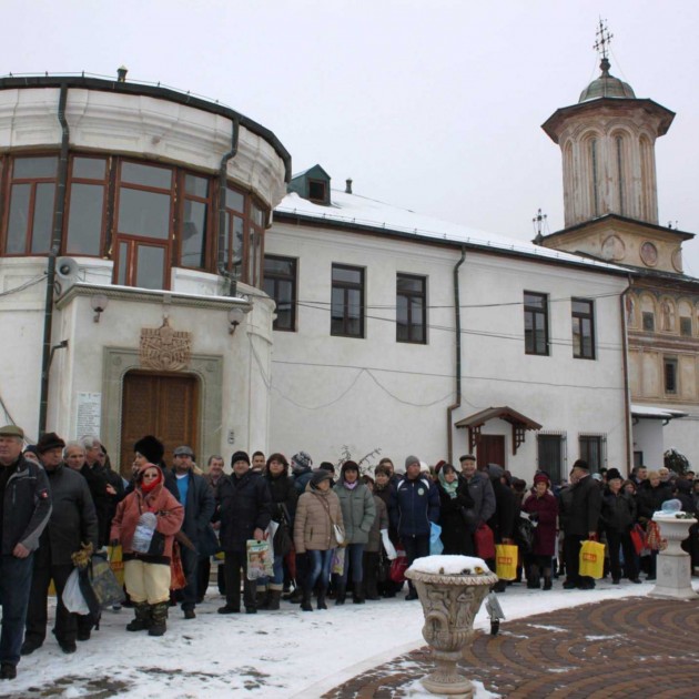 Credincioși la Catedrala Arhiepiscopală