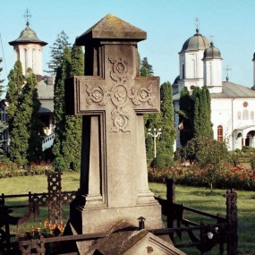 Mormintele ierarhilor de Râmnic Mormintele ierarhilor de Râmnic
