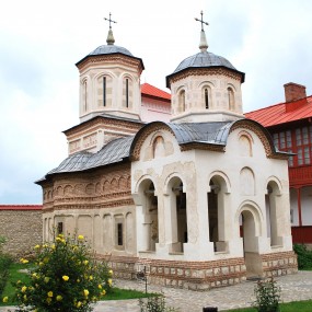 Biserica Sfintei Mănăstiri Arnota