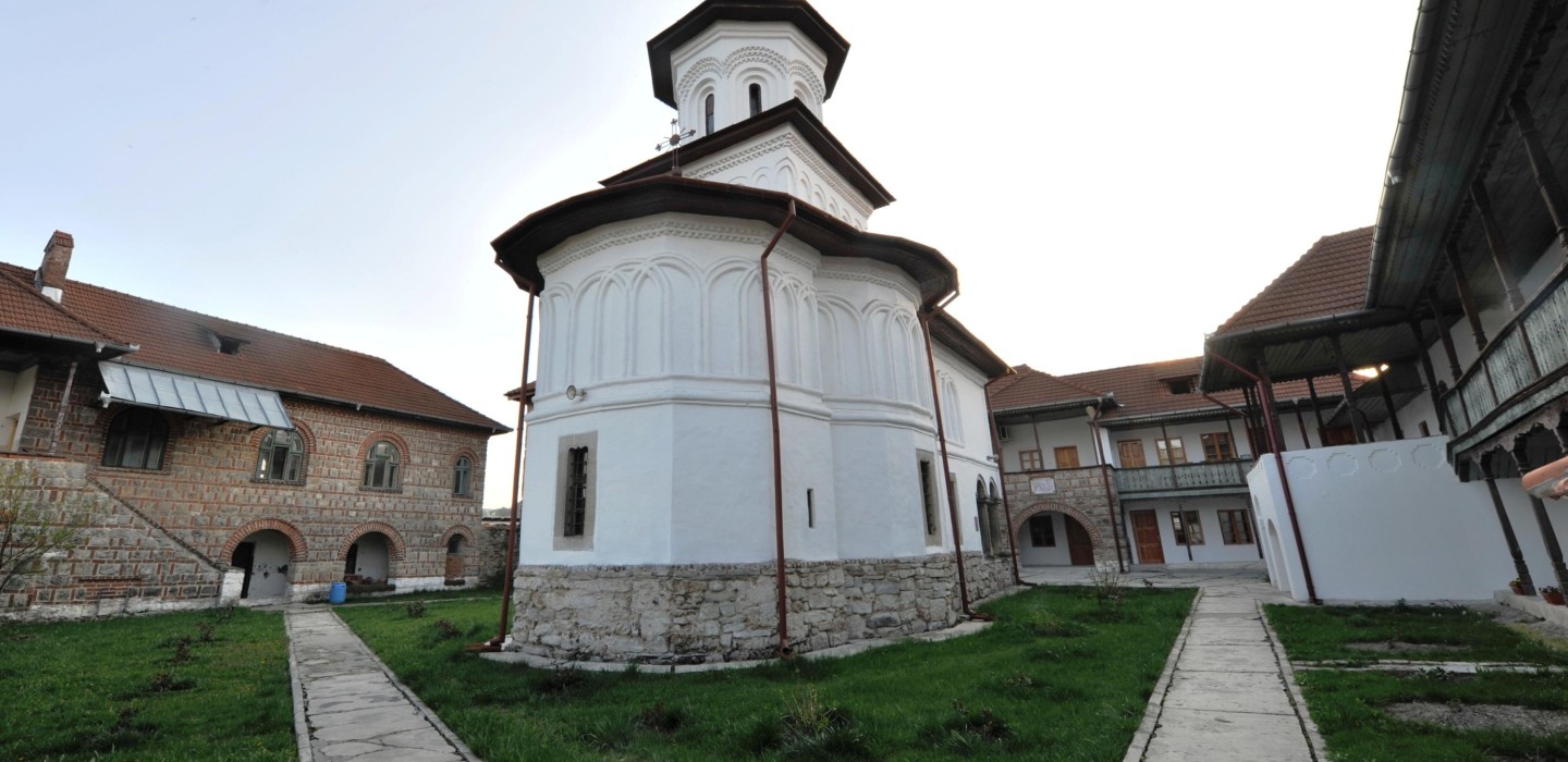 Mănăstirea Sărăcinești