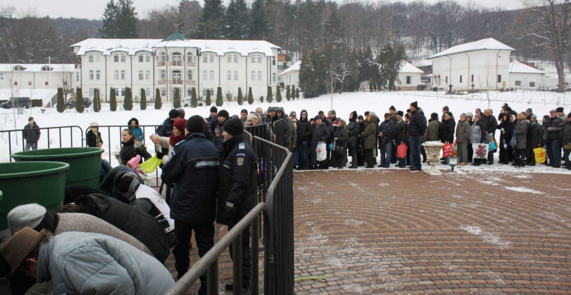 Credincioși la Catedrala Arhiepiscopală