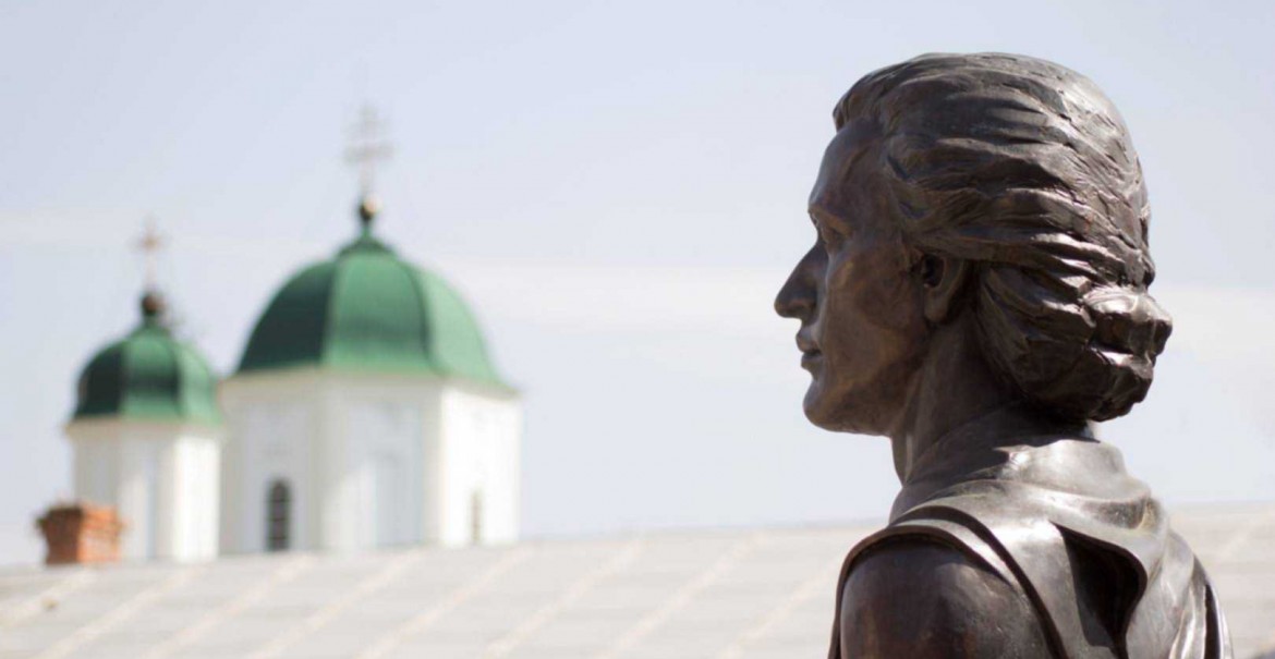 Bustul lui Mihai Eminescu - Centrul Eparhial al Arhiepiscopiei Râmnicului