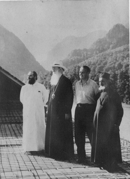 Episcopul Iosif pe șantierul Mănăstirii Cozia Episcopul Iosif pe șantierul Mănăstirii Cozia