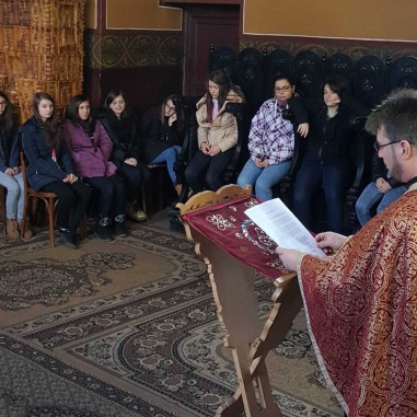 Tinerii din Brezoi au prăznuit Întâmpinarea Domnului